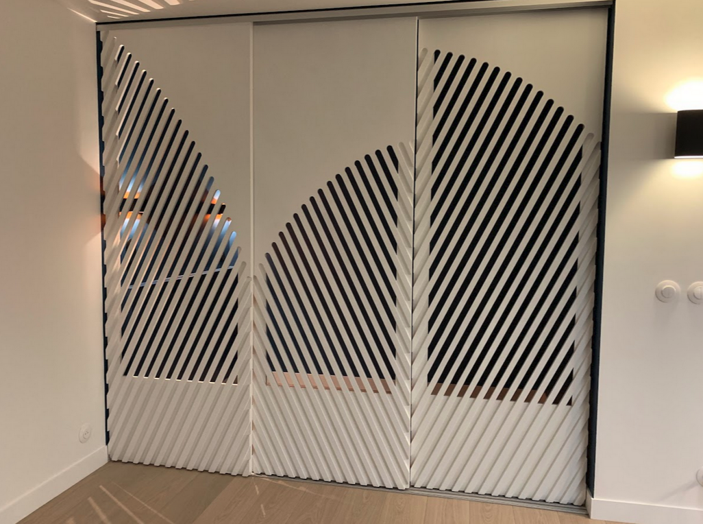 Porte coulissante en bois design avec motifs géométriques, réalisée sur mesure